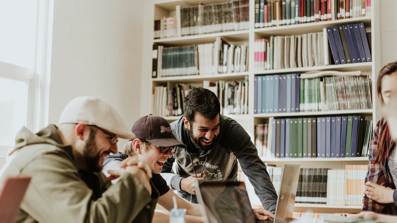 Participants réunis lors d'un atelier pratique de lecture du paysage et techniques anciennes